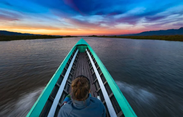 Tourist Myanmar Young Woman Enjoys Boat Ride Inle Lake — Stock Photo, Image