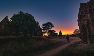 Günbatımından sonra Bagan Eski tapınakları ve budalaları keşfediyor Myanmar Burma 