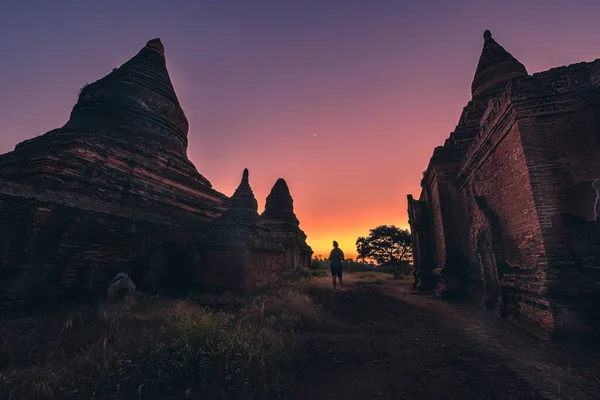 Bagan Sunset Tourist Explores Old Temples Stupas Myanmar Burma — Stock Photo, Image