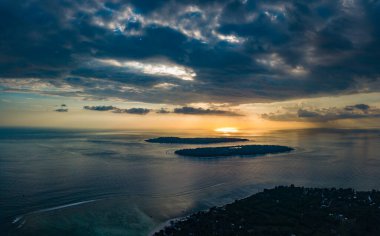 Gili Adaları gün batımında hava manzaralı Gili hava Endonezya 'dan görüldüğü gibi  