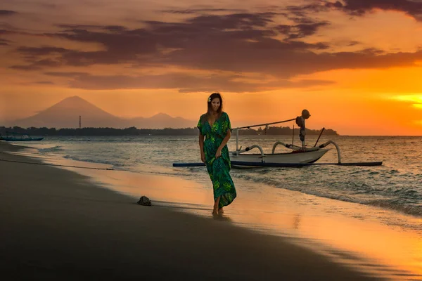 Belle Femme Robe Verte Descend Plage Coucher Soleil Bali Indonésie — Photo