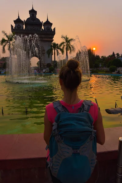 Турист Лаосі Жінка Відвідує Пам Ятник Патуксай — стокове фото