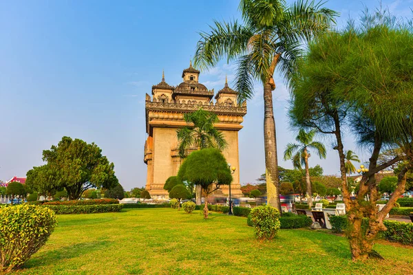 Patuxai Anıtı olarak bilinen Zafer Kapısı Vientiane Laos  