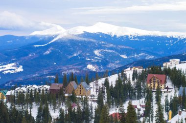 Kış dağlarının arkasındaki köy