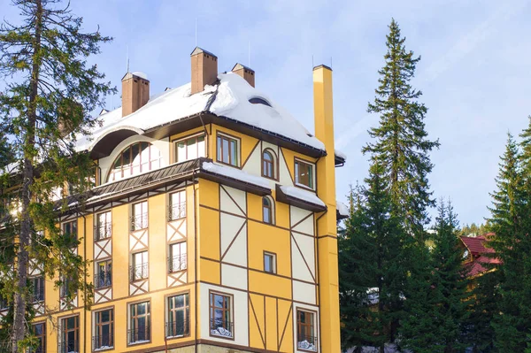 Casa Inverno Contra Fundo Abetos — Fotografia de Stock