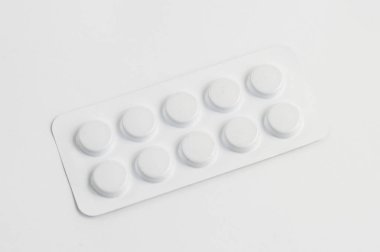 Beyaz arkaplanda hapları izole et