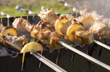 Şişte et ızgarada hazır.