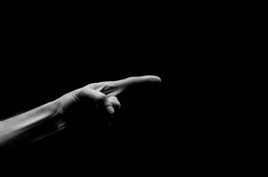Siyah bir arkaplanda parmak yana