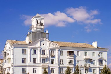 Gökyüzü arkaplanındaki vintage bina