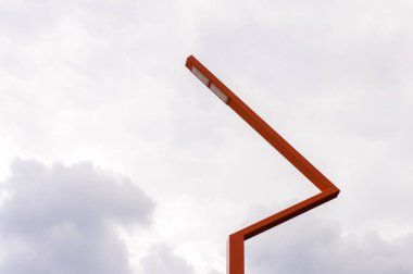 turuncu lamba gökyüzüne karşı