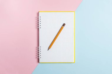 Renkli bir arkaplanda kurşun kalemli bir defter.