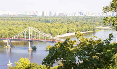 Nehrin üzerindeki büyük bir şehirde köprü.