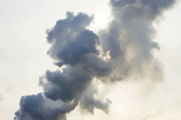Kara duman gökyüzüne karşı