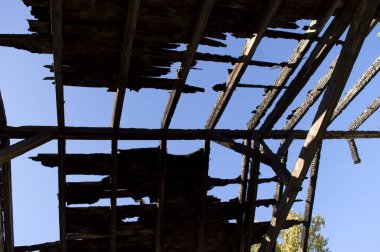 Yanmış çatının yanmış kirişleri