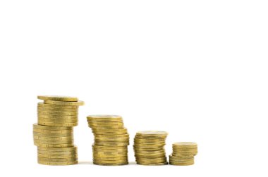 Beyaz arkaplanda sütunlar halinde sikkeler