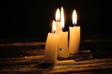 Ahşap bir masada mum yakmak