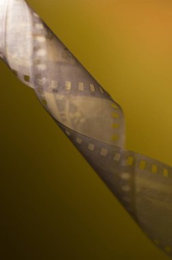 Sarı arka planda bükülmüş film