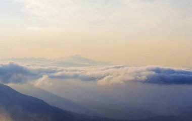 Sis, gökyüzü gün batımında dağda hareket ediyor, güneş doğuyor, tırmanıyor, gün batımını seyrediyor, doğayla baş başa.