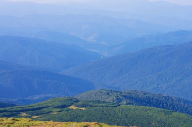 Sis, gökyüzü gün batımında dağda hareket ediyor, güneş doğuyor, tırmanıyor, gün batımını seyrediyor, doğayla baş başa.