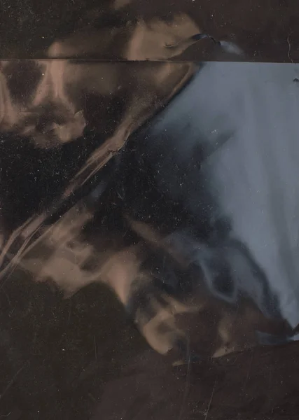 Çürükleri ve tozları olan parlak polietilen doku.