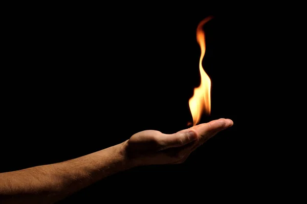 Siyah arkaplanda el ele tutuşan ateş