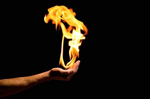 Tűz Kézben Egy Fekete Háttér — Stock Fotó