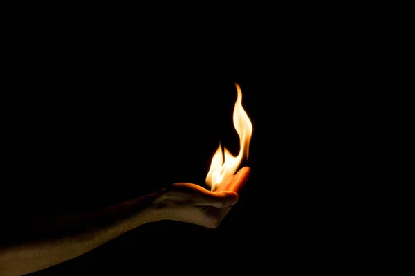 Siyah Arkaplanda Ele Tutuşan Ateş — Stok fotoğraf
