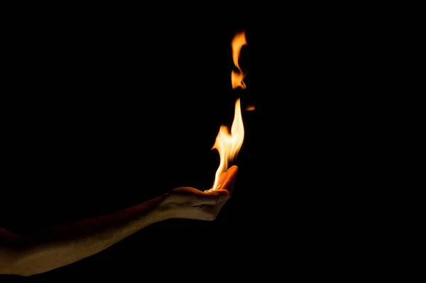 Feuer Der Hand Auf Schwarzem Hintergrund — Stockfoto