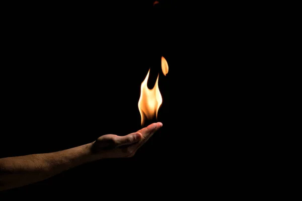 Tűz Kézben Egy Fekete Háttér — Stock Fotó