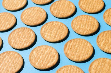 mavi arkaplanda yuvarlak bisküviler