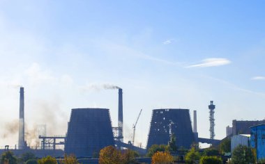 Borulardan çıkan eski kimya fabrikası.