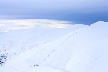 Kışın dağlık bölgeler karla kaplıdır..
