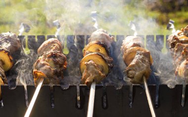 Dumanda ızgaradaki şiş üstünde et