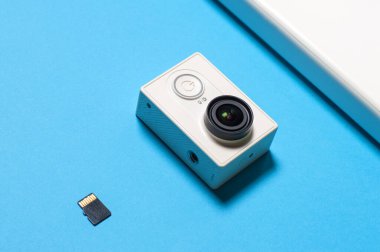 Mavi arkaplanda aksiyon kamerası