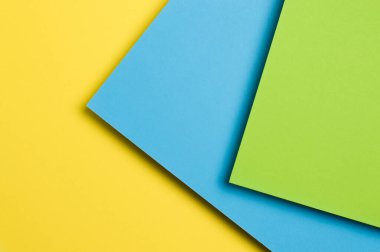 sarı arka plan üzerinde çok renkli kağıt