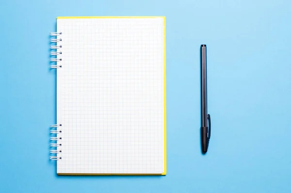 Notebook Sfondo Blu Con Penne — Foto Stock