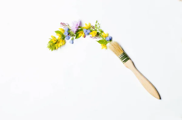 Renkli çiçeklerle boyanmış beyaz bir arka plan fırçasıyla