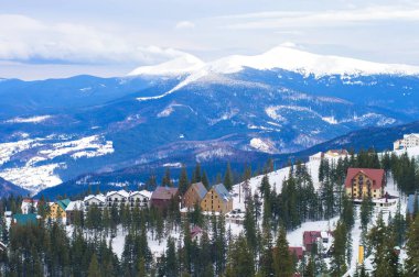 Dağların arkasındaki bir kış köyü.