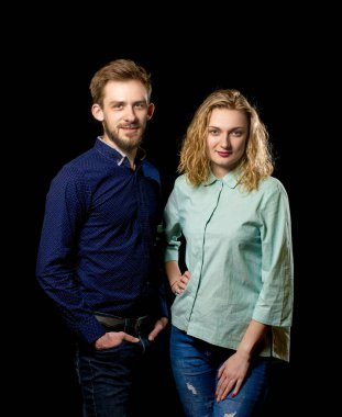 Siyah arka planda genç seksi çift portresi