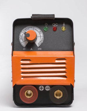 Beyaz arkaplandaki çevirici makine