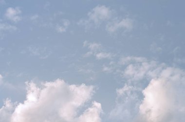 Beyaz bulutlu mavi gökyüzü