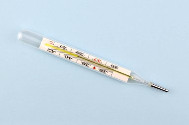 mavi bir arka plan üzerinde termometre