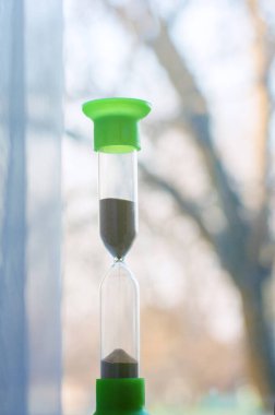 Pencerenin arka planında kum kronometresi