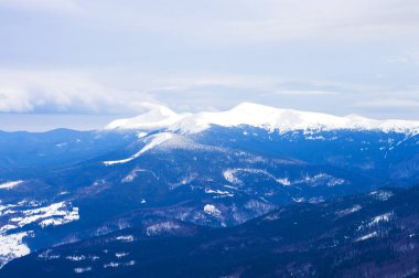 Kışın dağlık bölgeler karla kaplıdır..