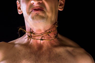 Boynunda dikenli tel var.