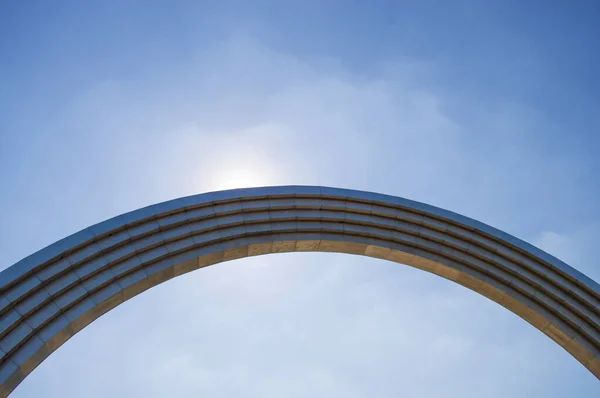 Arco Ferro Contra Céu Azul — Fotografia de Stock