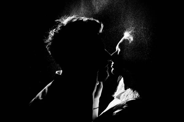 Ritratto Silhouette Foto Una Coppia Bacio Sotto Gocce Acqua — Foto Stock