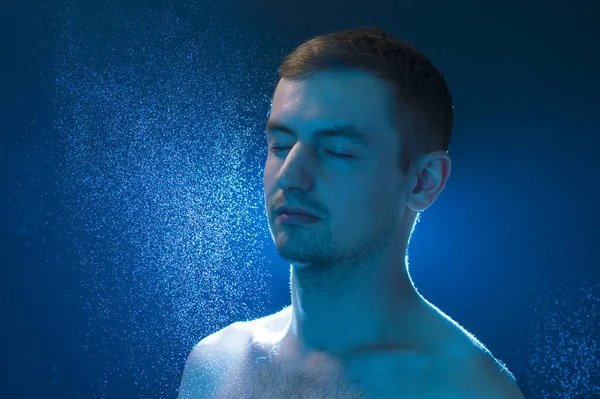 Porträt Eines Mannes Auf Blauem Hintergrund Mit Wassertropfen Der Luft — Stockfoto