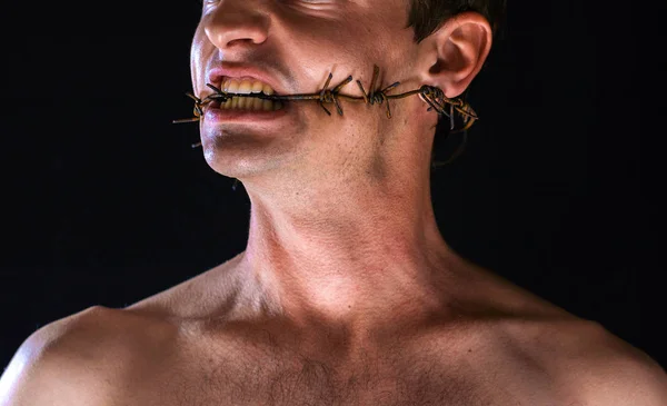 口の中の鉄条網 — ストック写真