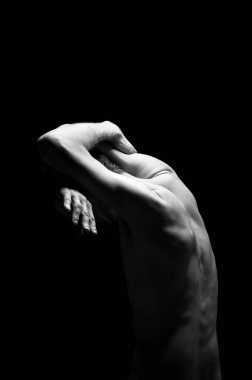 Çarpık bir pozdaki bir adamın dramatik portresi.